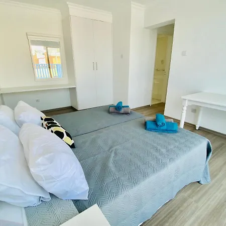 Basillica 3 Bedrooms Apartament *